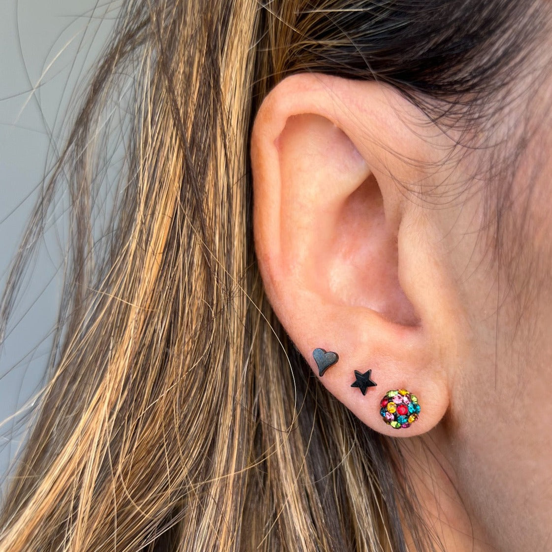 Multicolored double piercing