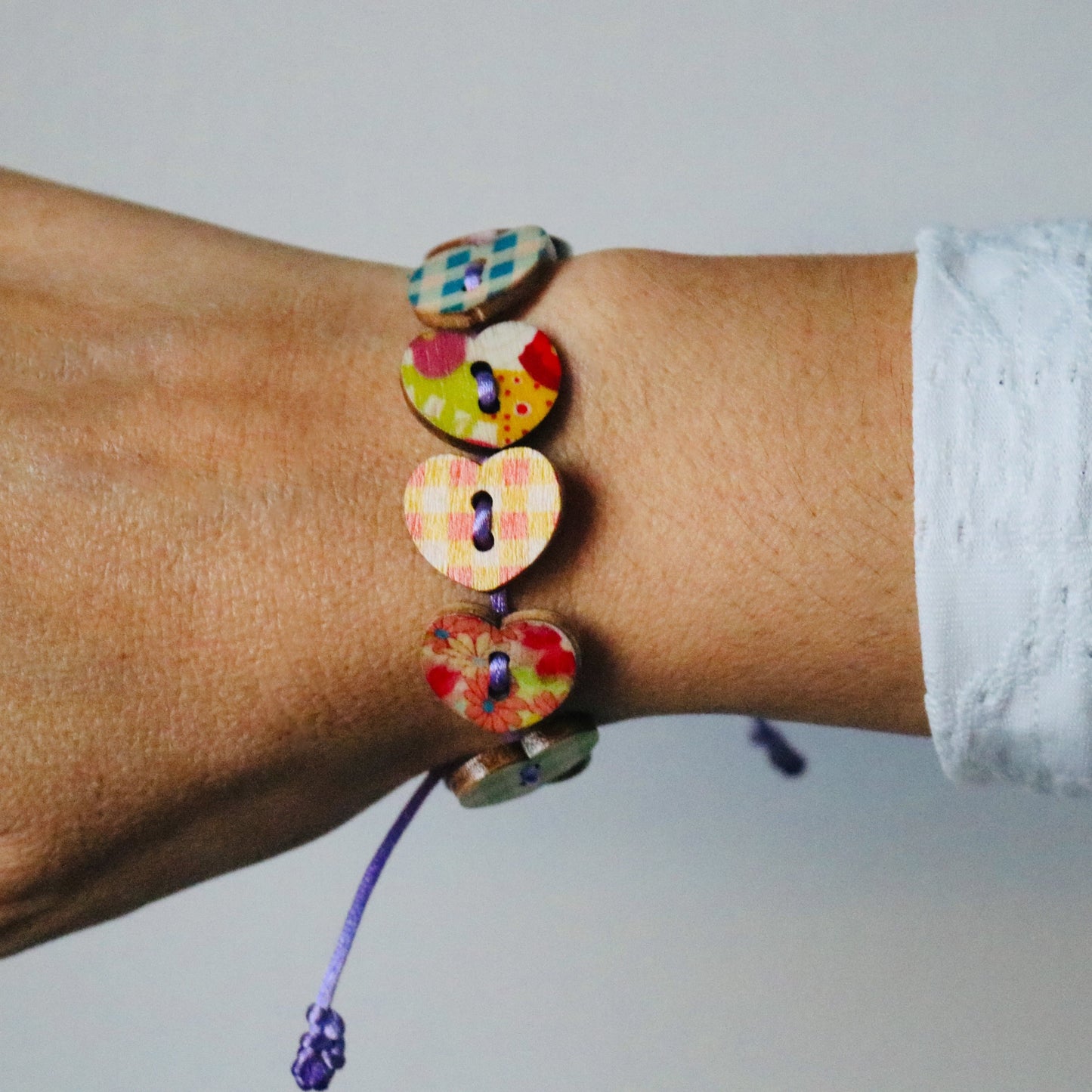 Pulsera corazones de madera